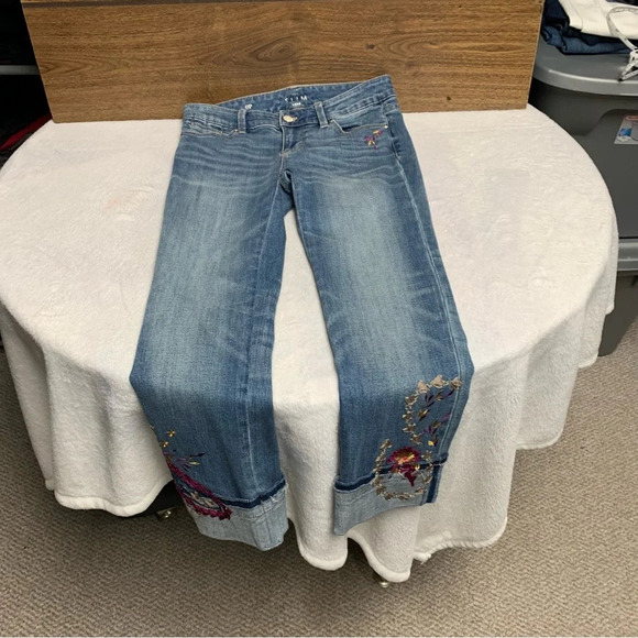 WHBM slim crop jeans size 0P multicolored stitching on the bottoms and legs - Picture 14 of 15
